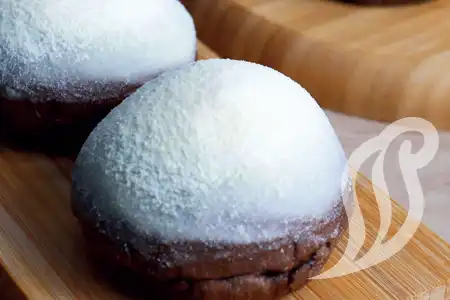 Pão de Chocolate com Creme de Avelã e Leite em Pó Pão de Chocolate com Creme de Avelã e Leite em Pó