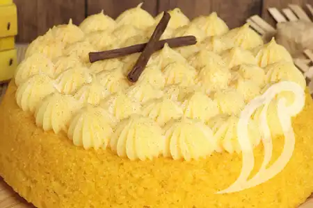 Cake Curau de Milho com Creme de Queijo Cake Curau de Milho com Creme de Queijo